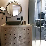 Avenue Luxury Townhouse Apartment