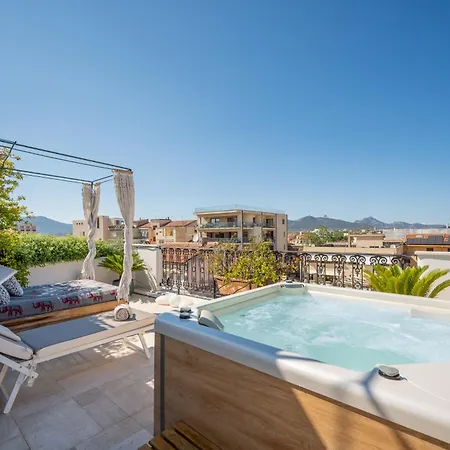Avenue Luxury Townhouse Apartment