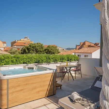 Avenue Luxury Townhouse Apartment