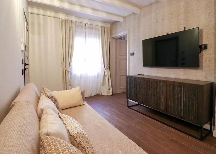 Avenue Luxury Townhouse Apartment